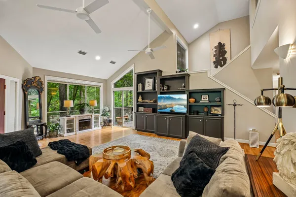 $925,000 | 34 Highbush Court, The Woodlands, TX 77381