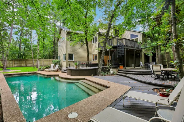 $925,000 | 34 Highbush Court, The Woodlands, TX 77381