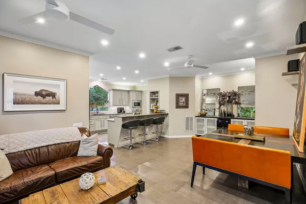 $925,000 | 34 Highbush Court, The Woodlands, TX 77381