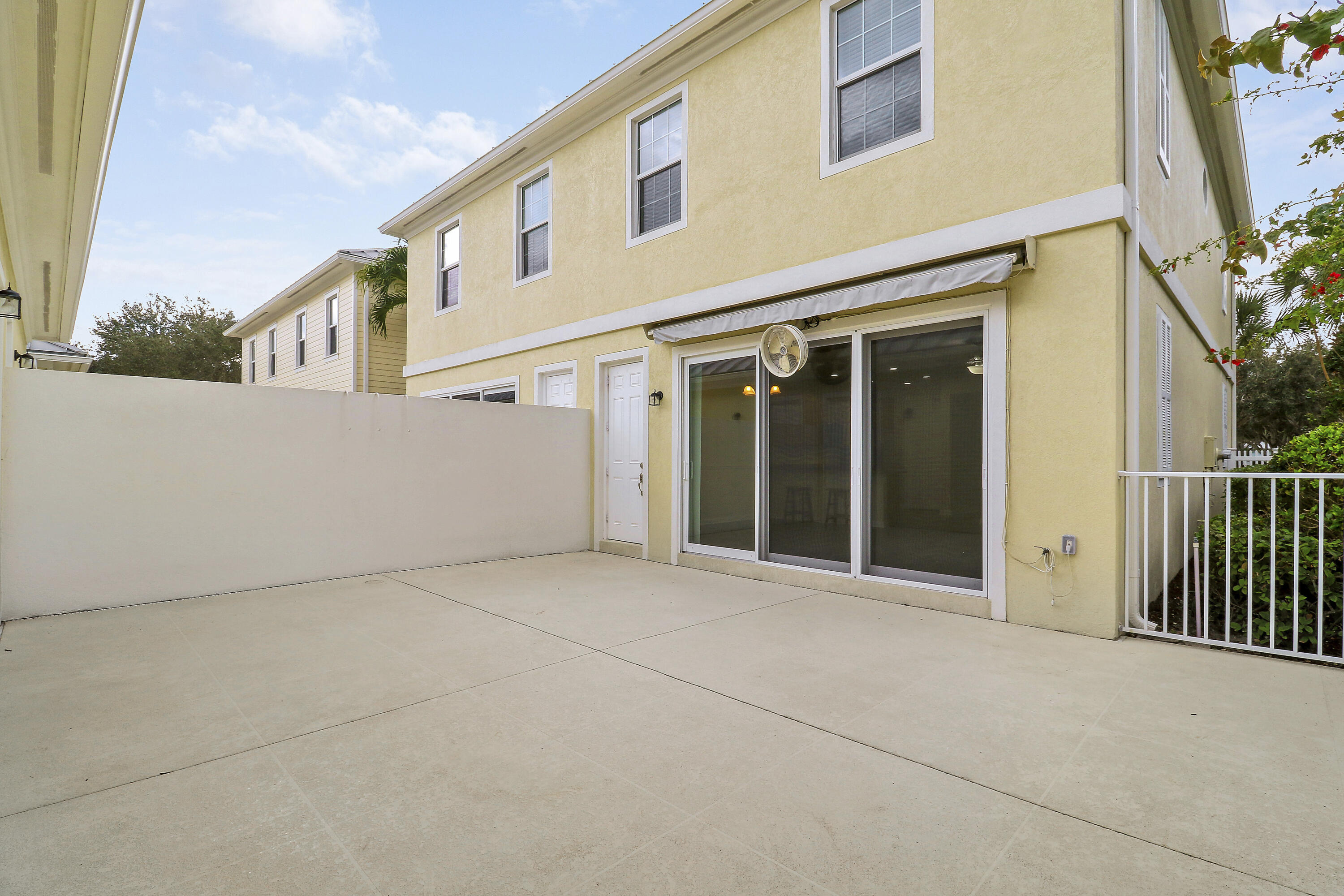 1043 Key Largo Street Jupiter, FL 33458 - Photo 30 of 46 front view of a building