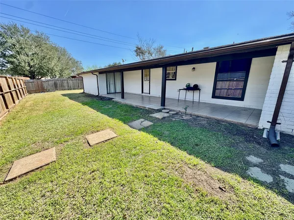 a view of a house with backyard and porch