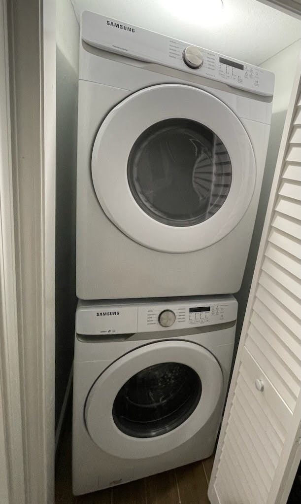 807 71st Street Houston, TX 77011 - Photo 10 of 10 a utility room with dryer and washer