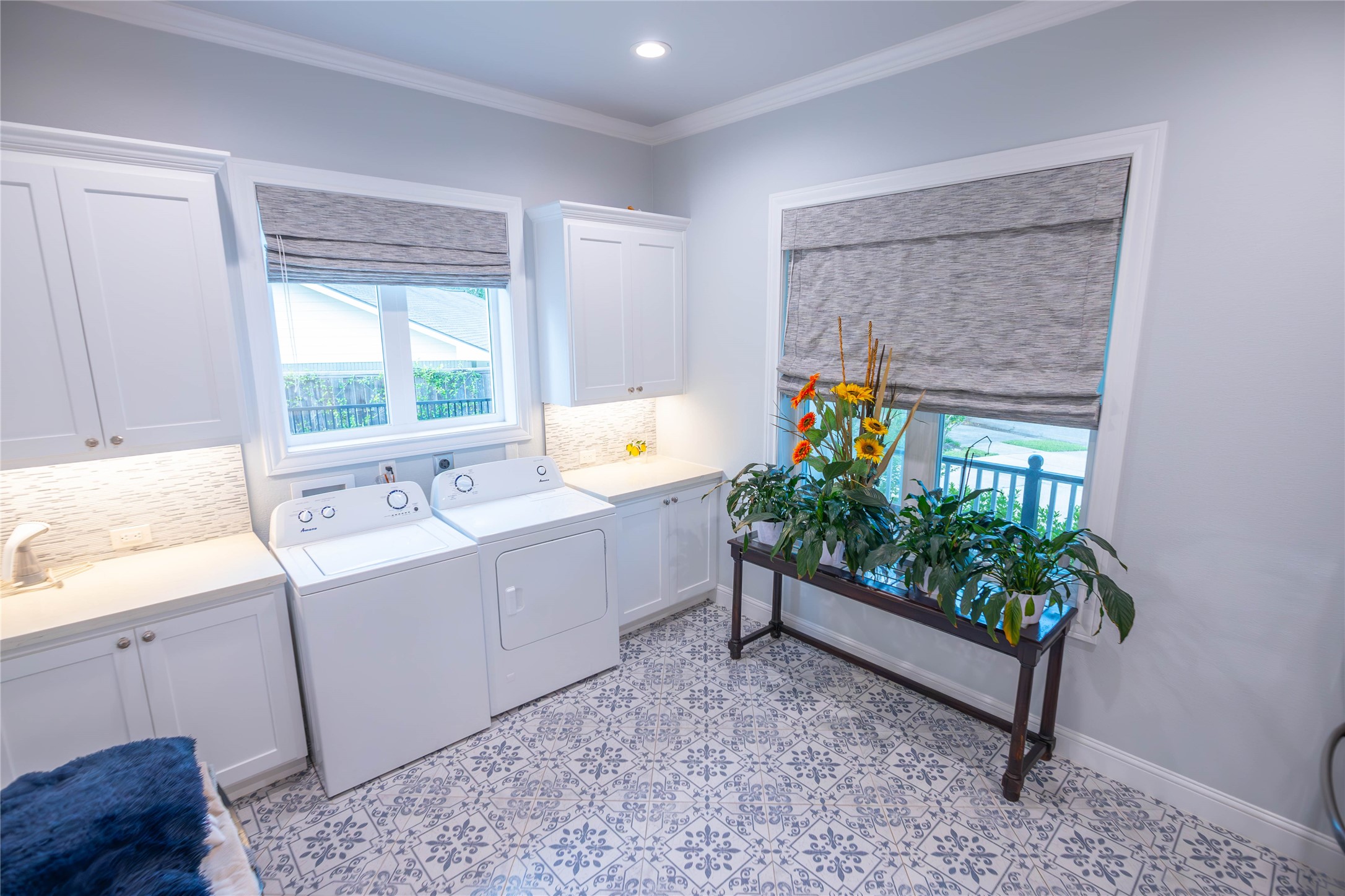 10614 Moonlight Drive Houston, TX 77096 - Photo 13 of 27 a living room with a couch and a potted plant