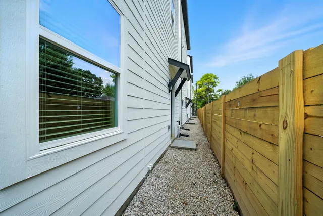 a view of a house with backyard