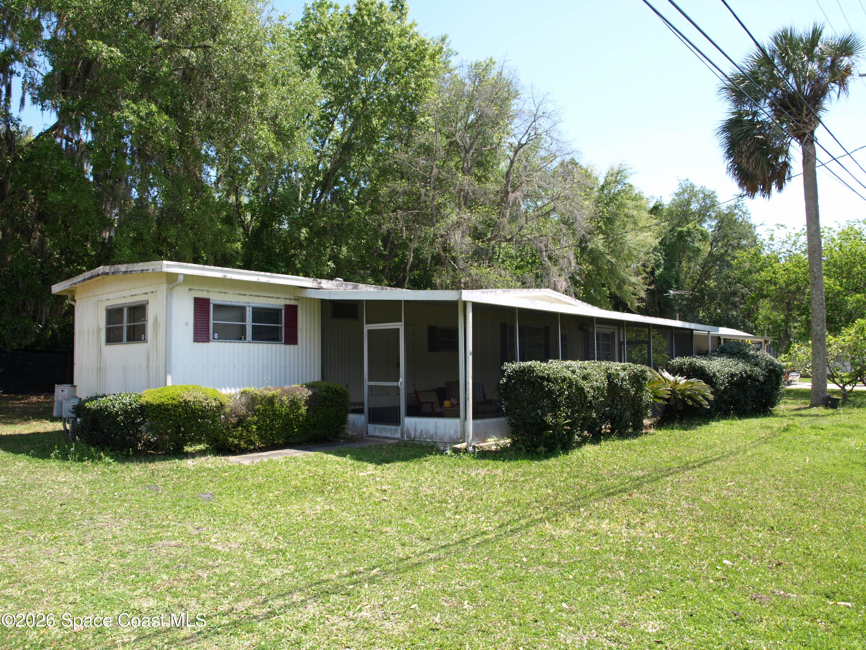 a view of a house with backyard and garden