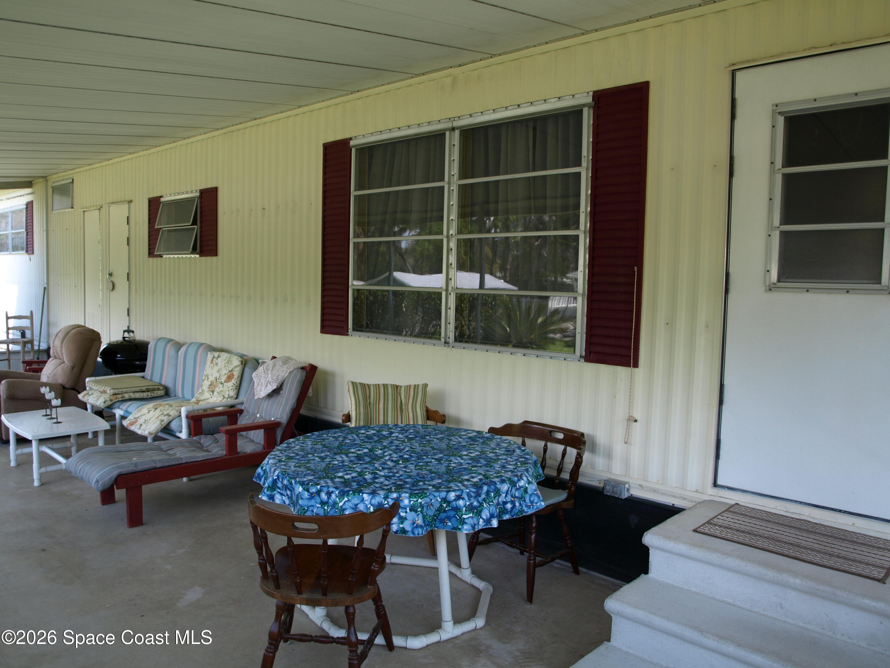 130 Palm Drive Georgetown, FL 32139 - Photo 21 of 23 a living room with furniture a rug and a window