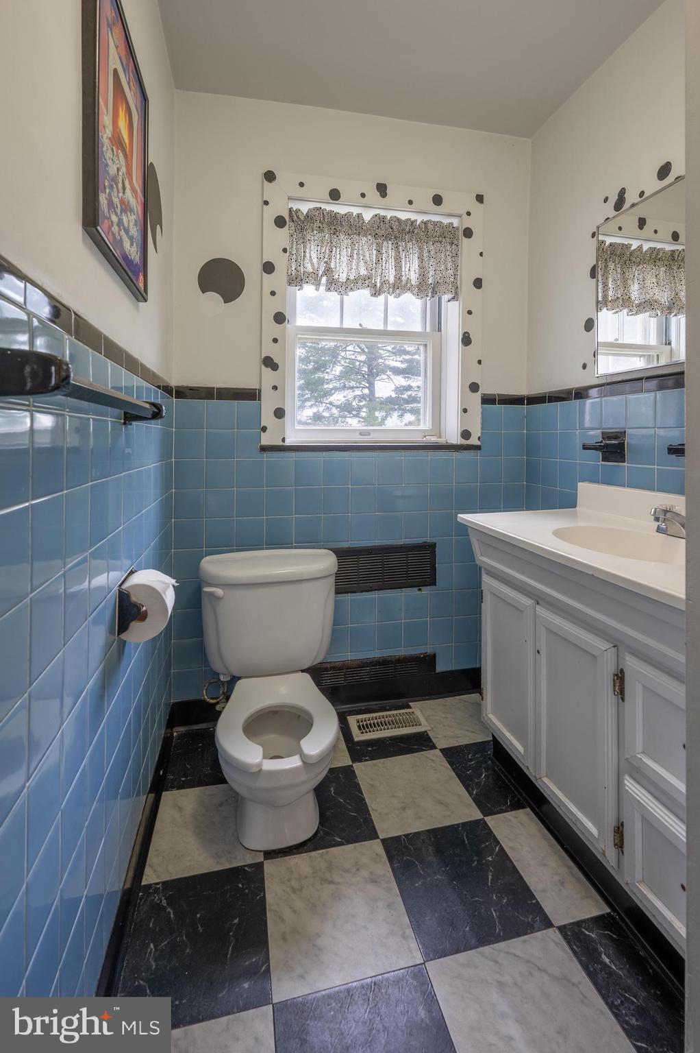 189 Watsontown Road Berlin, NJ 08009 - Photo 21 of 35 a bathroom with a toilet a sink and mirror