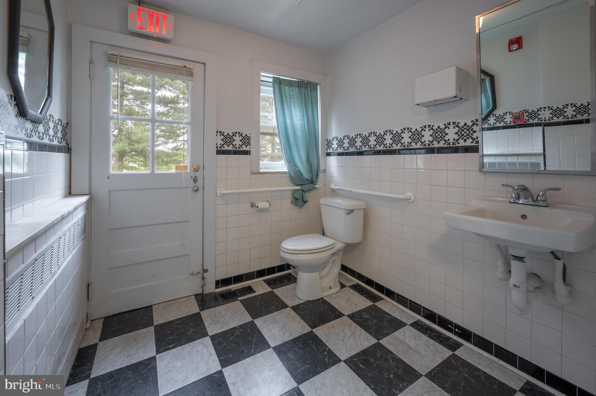 189 Watsontown Road Berlin, NJ 08009 - Photo 22 of 35 a bathroom with a sink a toilet and a mirror