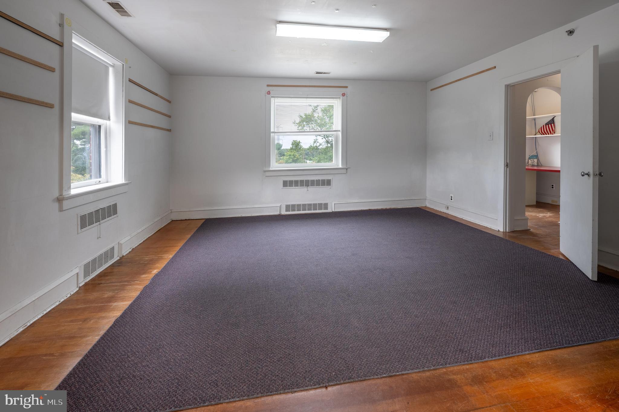 189 Watsontown Road Berlin, NJ 08009 - Photo 31 of 35 an empty room with windows