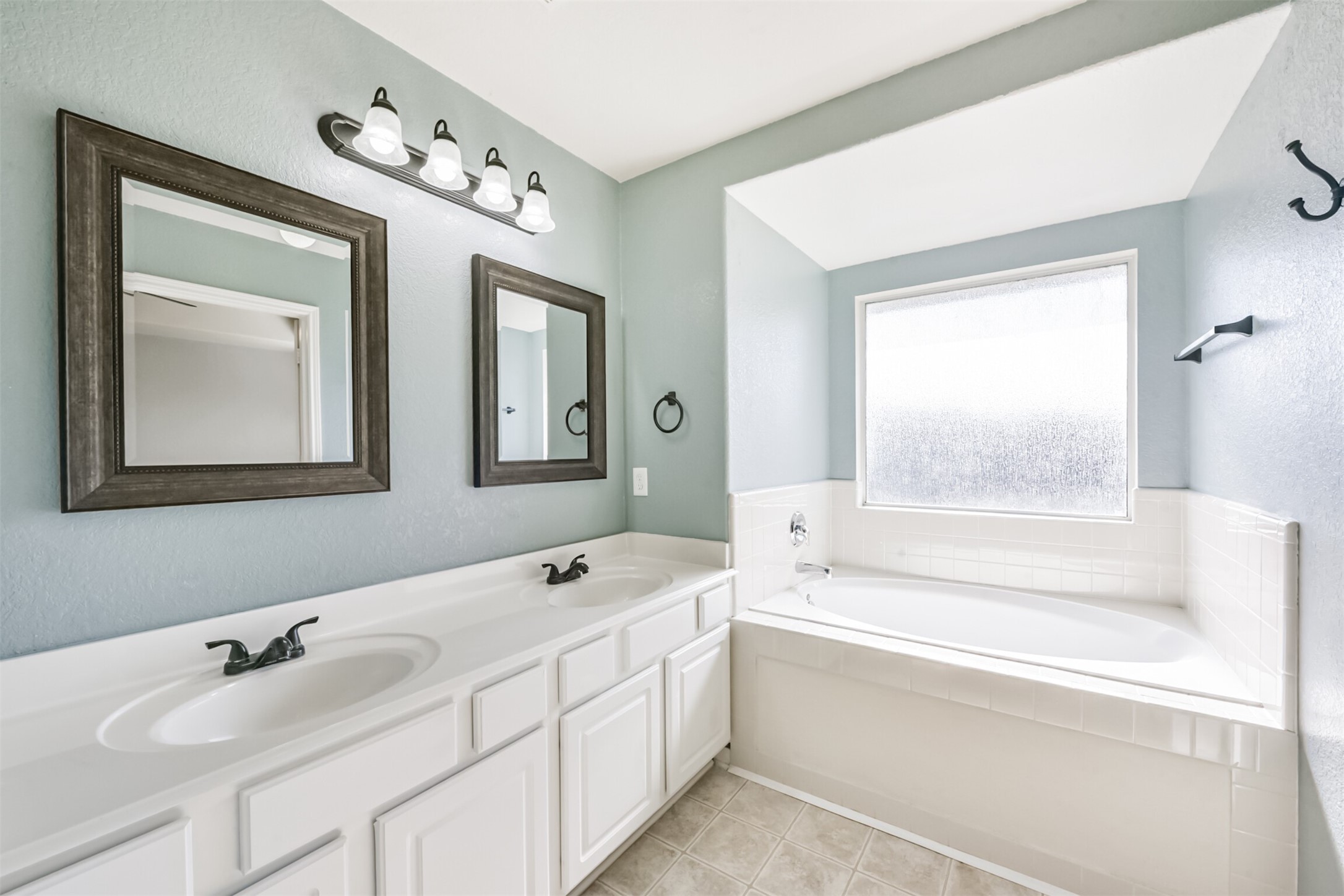 1305 Pinto Pass Alvin, TX 77511 - Photo 25 of 40 a bathroom with a tub a sink and mirror