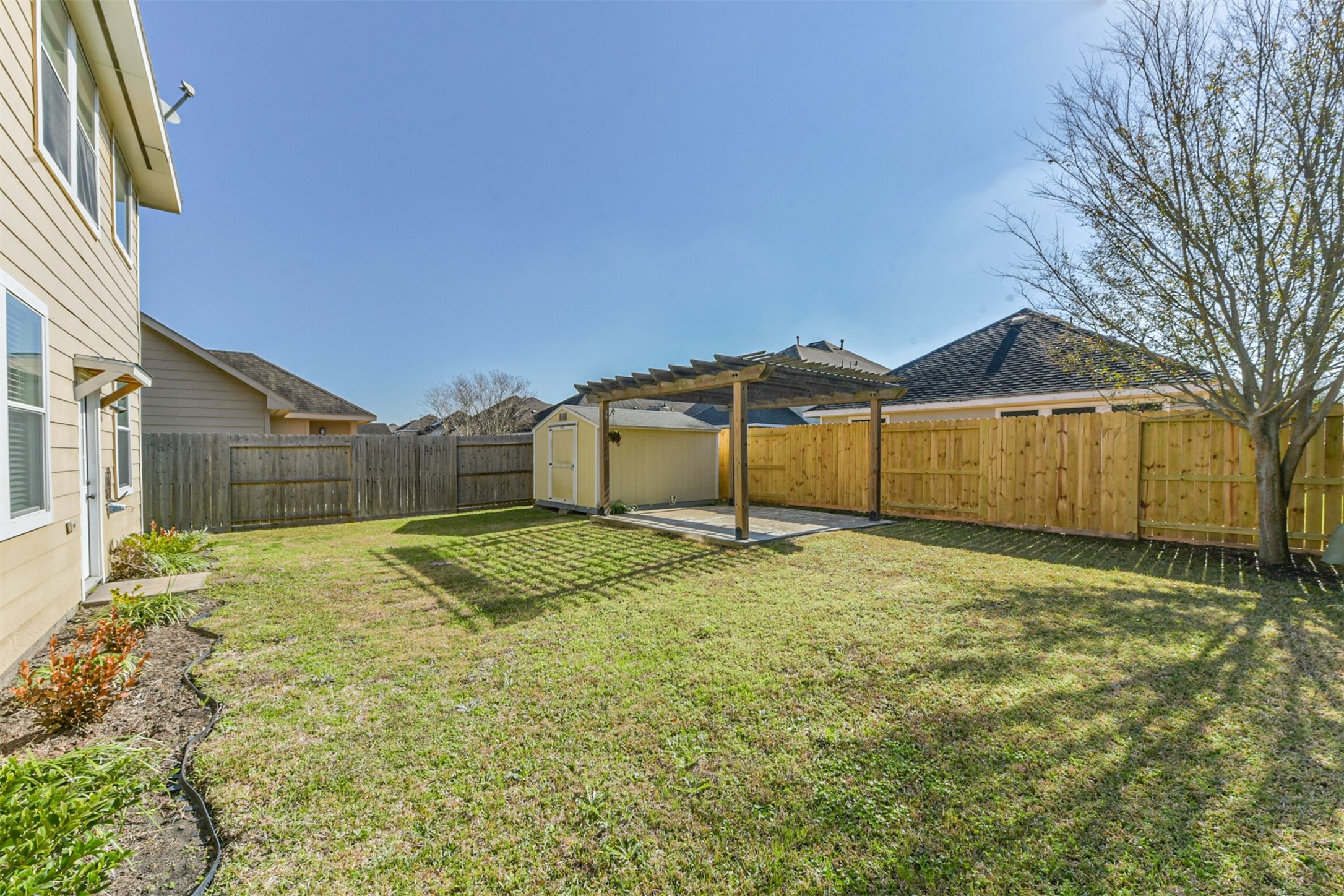 1305 Pinto Pass Alvin, TX 77511 - Photo 38 of 40 a view of a backyard