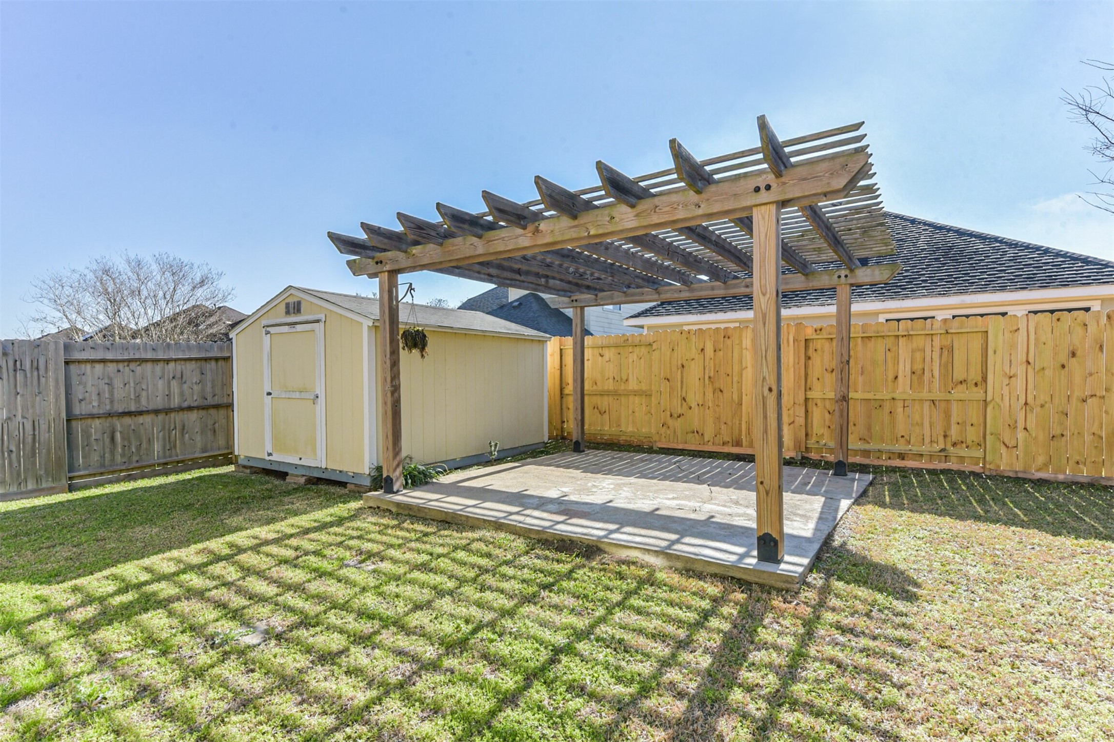 1305 Pinto Pass Alvin, TX 77511 - Photo 40 of 40 a backyard of a house