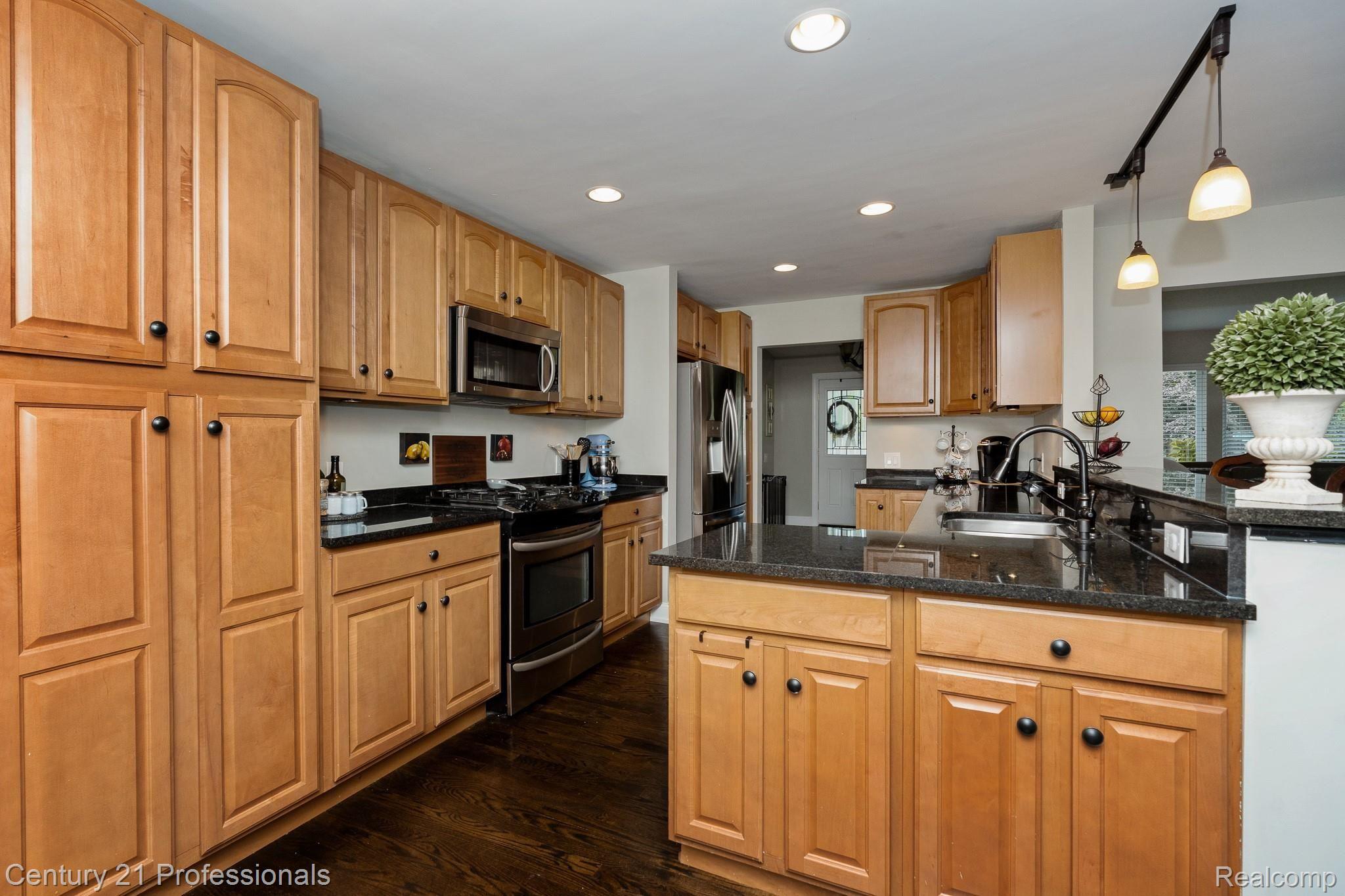 1155 Portsmouth Road Rochester, MI 48309 - Photo 12 of 60 Portsmouth MLS-014.jpg