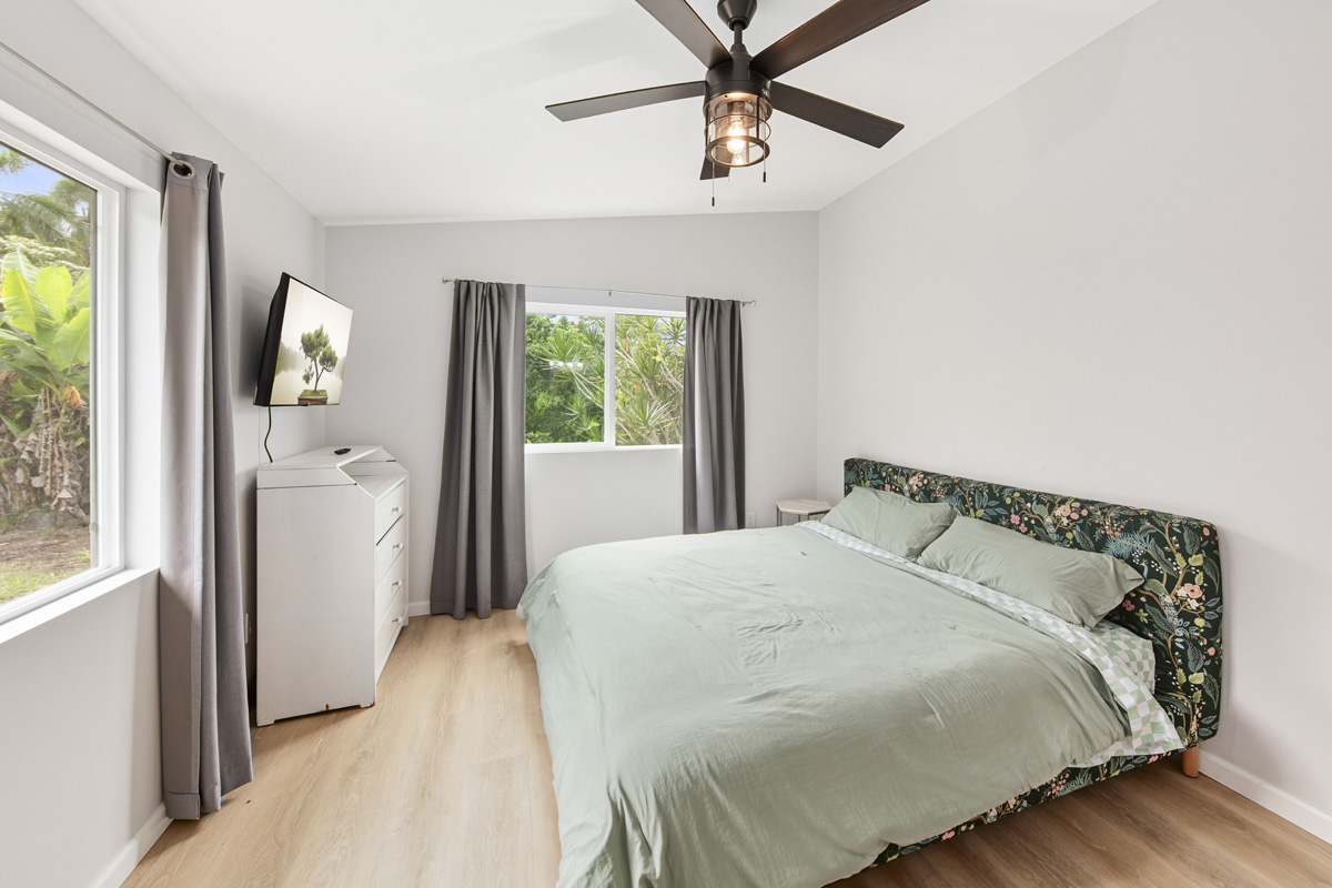 87-2451 Hawaiʻi Belt Road Captain Cook, HI 96704 - Photo 11 of 30 a bedroom with a bed and a window