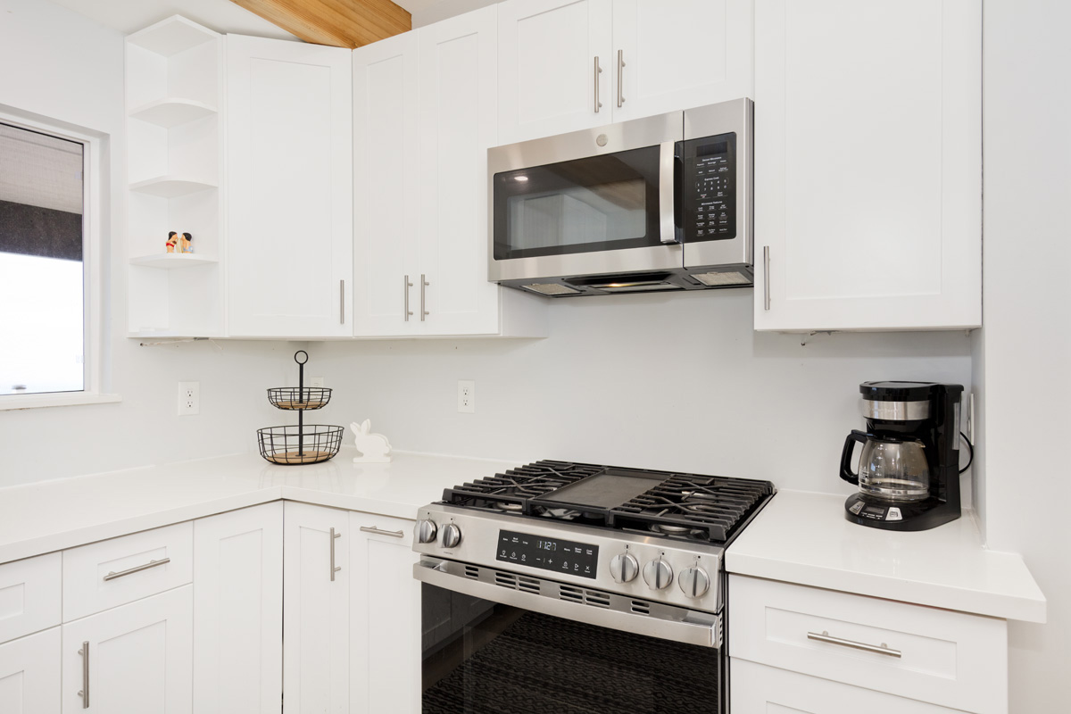 87-2451 Hawaiʻi Belt Road Captain Cook, HI 96704 - Photo 7 of 30 a kitchen with a stove and a microwave
