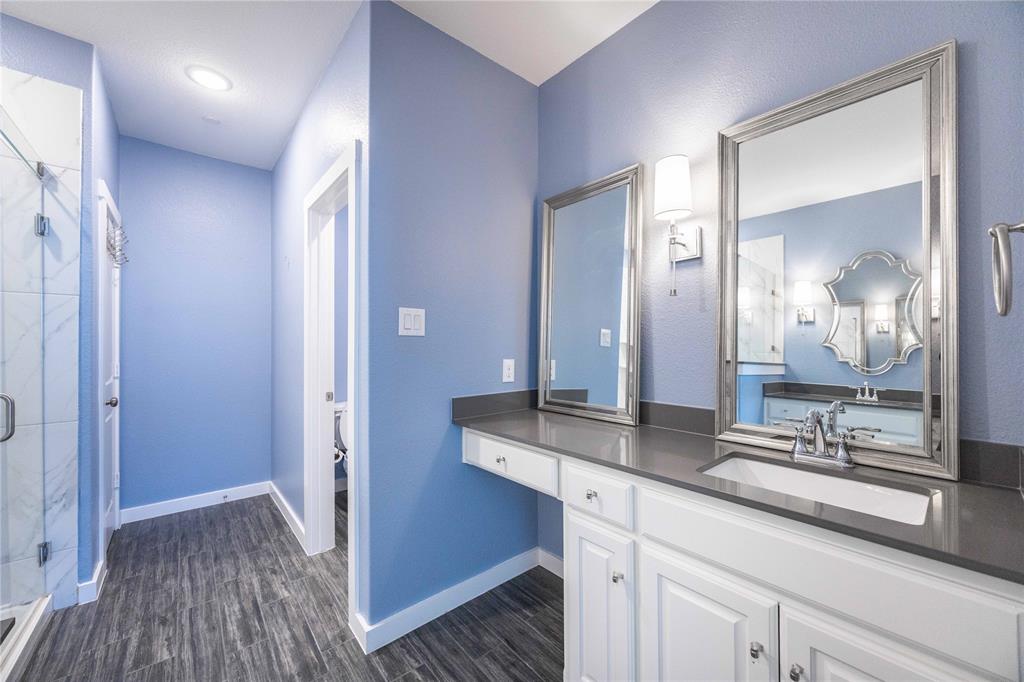 631 Cobblestone Lane Irving, TX 75039 - Photo 22 of 32 a bathroom with a sink and a mirror