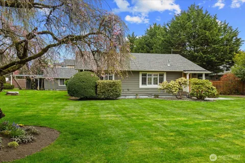 a view of a house with a backyard