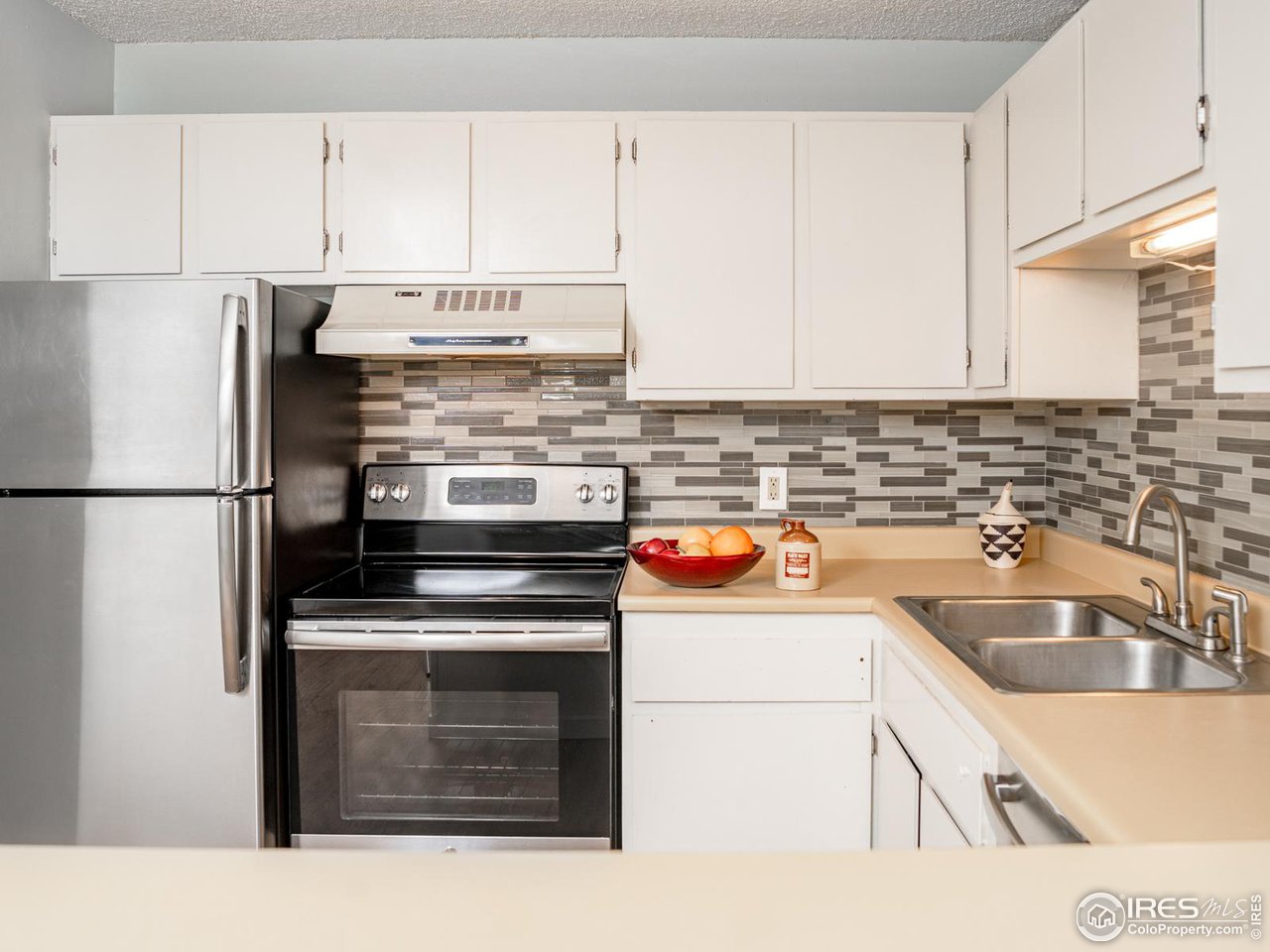5116 Williams Fork Trail, Unit 103 Boulder, CO 80301 - Photo 5 of 20 a kitchen with a sink stove and refrigerator