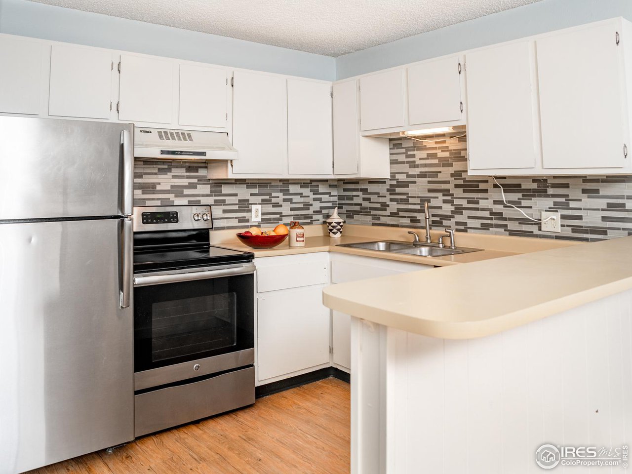 5116 Williams Fork Trail, Unit 103 Boulder, CO 80301 - Photo 7 of 20 a kitchen with stainless steel appliances granite countertop a stove and a refrigerator
