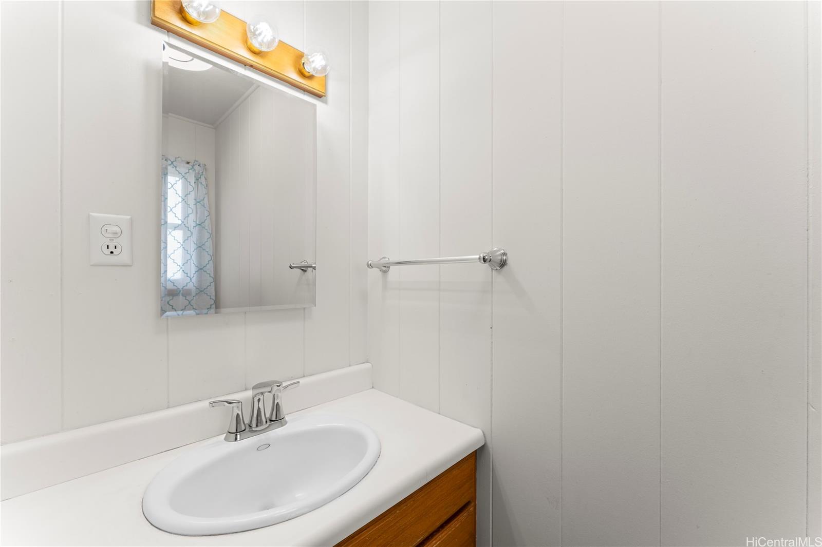 2915 Koali Road, Unit C Honolulu, HI 96826 - Photo 18 of 24 a bathroom with a sink and a mirror