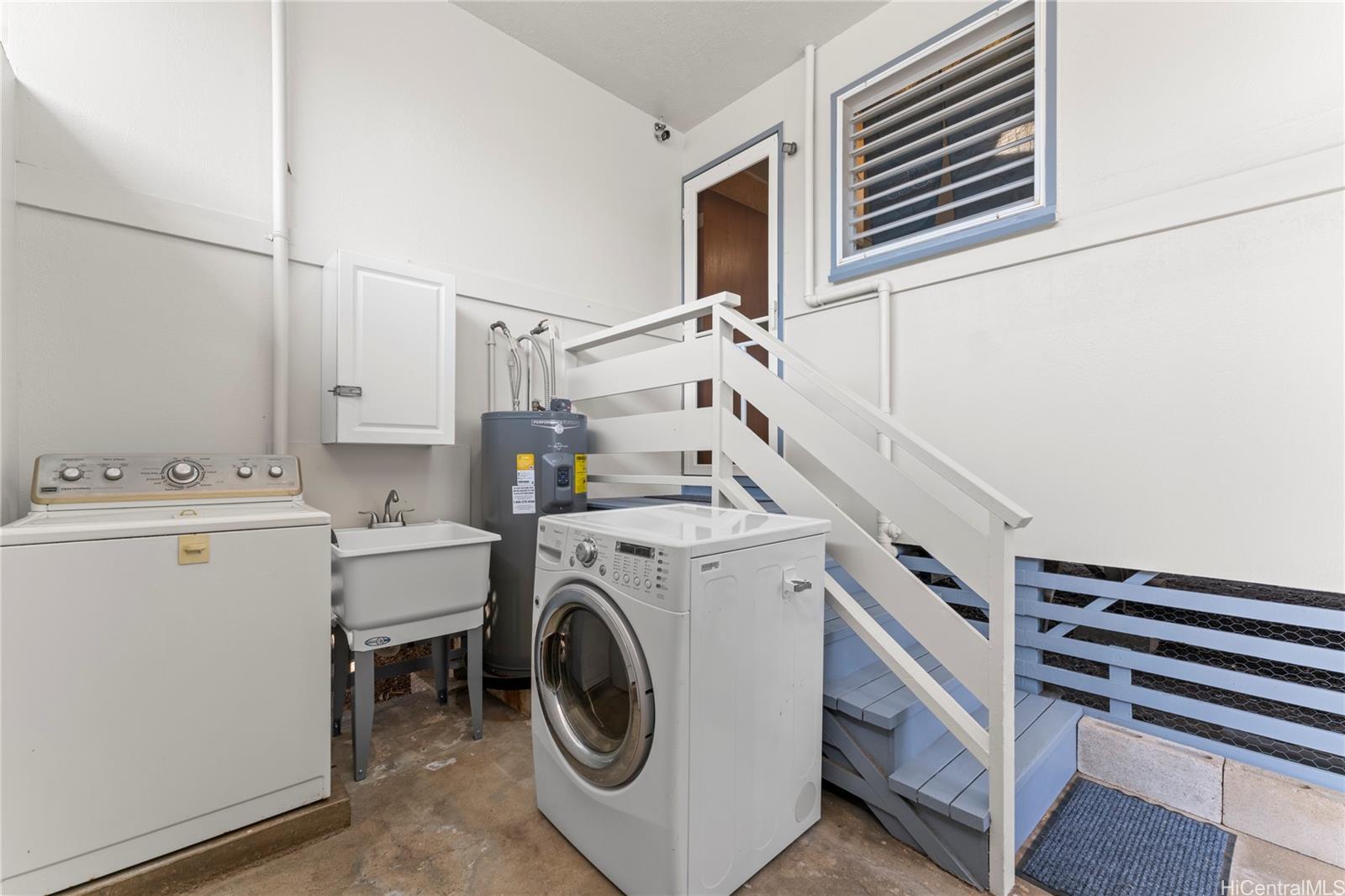 2915 Koali Road, Unit C Honolulu, HI 96826 - Photo 3 of 24 a utility room with dryer and washer