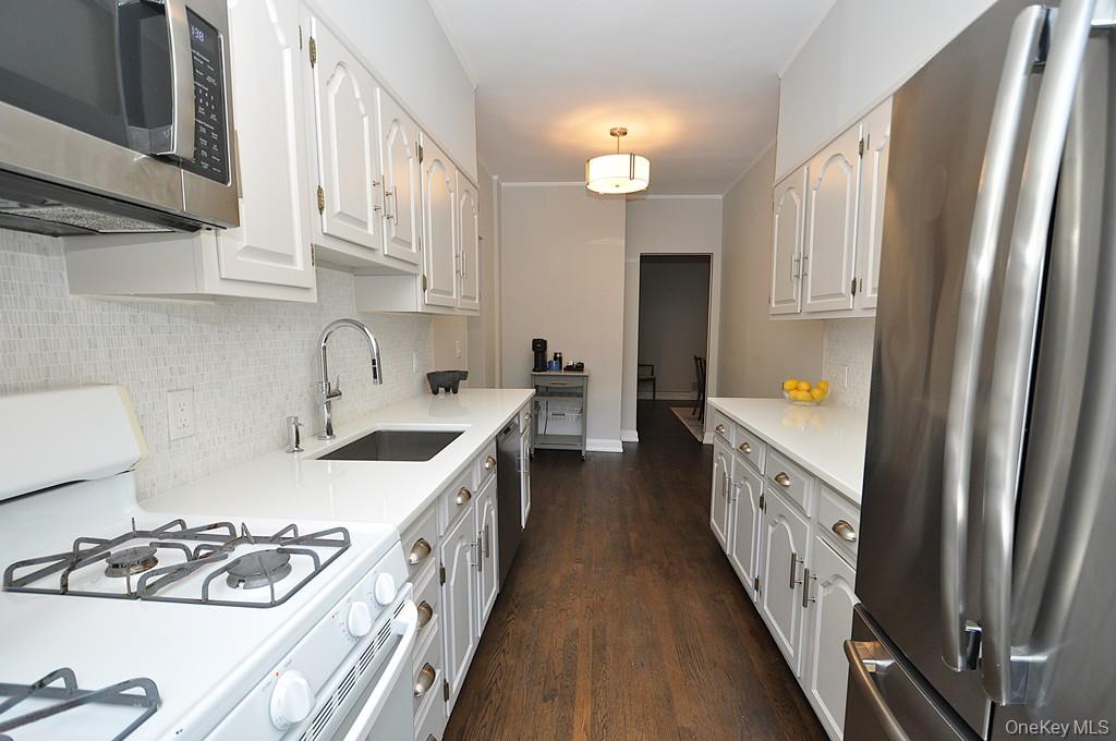 143 Garth Road, Unit 4P Scarsdale, NY 10583 - Photo 13 of 44 Updated Eat-In-Kitchen has Quartz counters and stainless steel appliances.