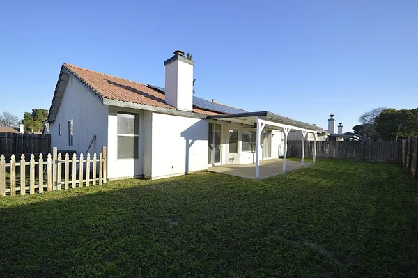 a view of a backyard