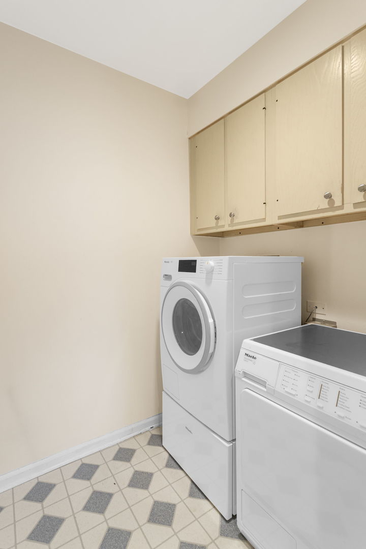 1140 Old Mill Road, Unit 304F Hinsdale, IL 60521 - Photo 17 of 21 a utility room with dryer and washer