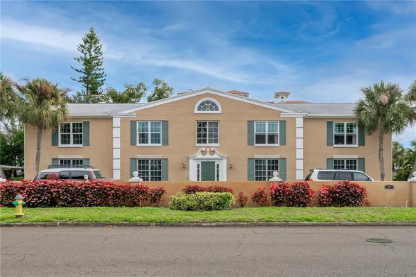 $3,500 | 1097 Eden Isle Boulevard Northeast, Unit 3, St. Petersburg, FL 33704