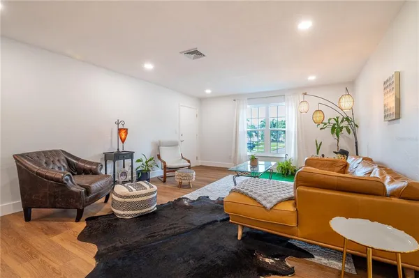 $3,500 | 1097 Eden Isle Boulevard Northeast, Unit 3, St. Petersburg, FL 33704