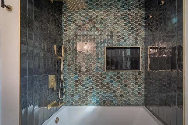 $3,300 | 1097 Eden Isle Boulevard Northeast, Unit 3, St. Petersburg, FL 33704