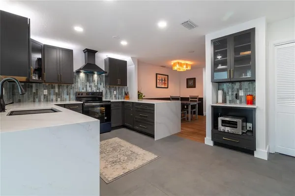 $3,500 | 1097 Eden Isle Boulevard Northeast, Unit 3, St. Petersburg, FL 33704