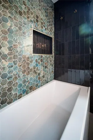 $3,300 | 1097 Eden Isle Boulevard Northeast, Unit 3, St. Petersburg, FL 33704