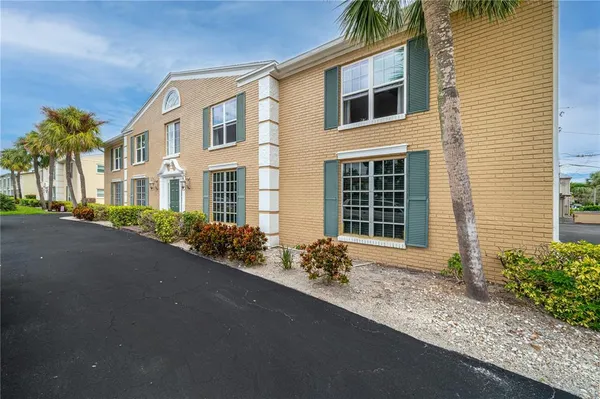 $3,500 | 1097 Eden Isle Boulevard Northeast, Unit 3, St. Petersburg, FL 33704
