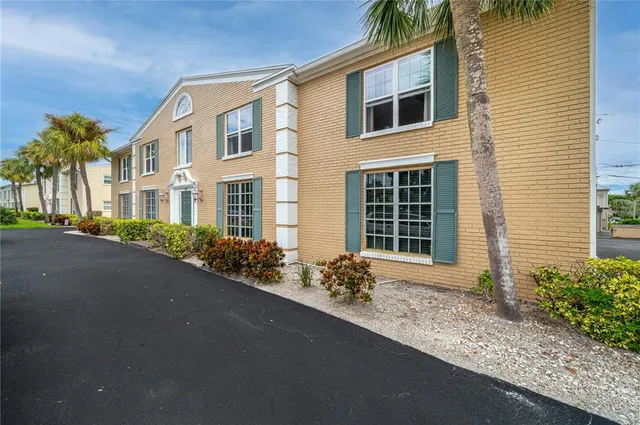 $3,300 | 1097 Eden Isle Boulevard Northeast, Unit 3, St. Petersburg, FL 33704