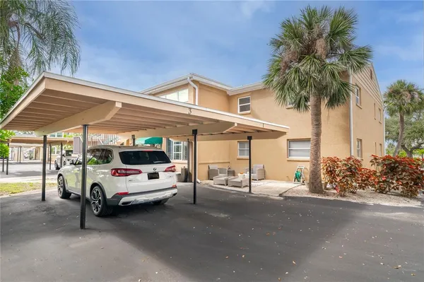 $3,500 | 1097 Eden Isle Boulevard Northeast, Unit 3, St. Petersburg, FL 33704