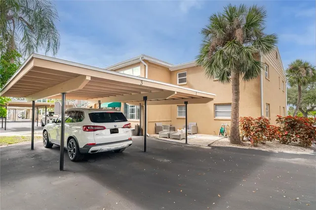 $3,300 | 1097 Eden Isle Boulevard Northeast, Unit 3, St. Petersburg, FL 33704