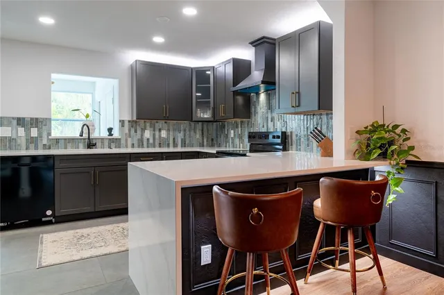 $3,300 | 1097 Eden Isle Boulevard Northeast, Unit 3, St. Petersburg, FL 33704