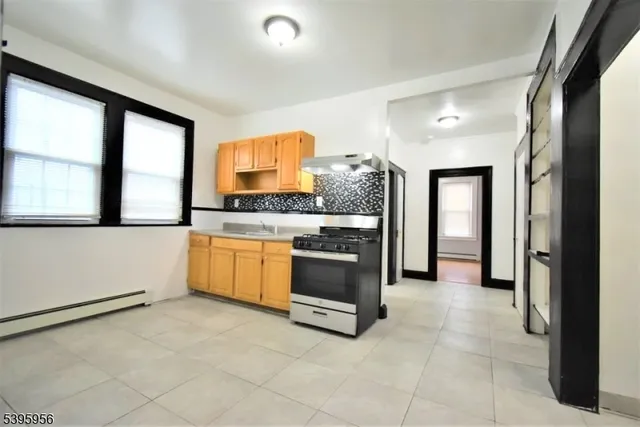 $1,850 | 352 Wainwright Street, Unit 1R, Newark, NJ 07112