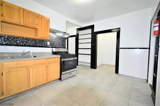 $1,850 | 352 Wainwright Street, Unit 1R, Newark, NJ 07112