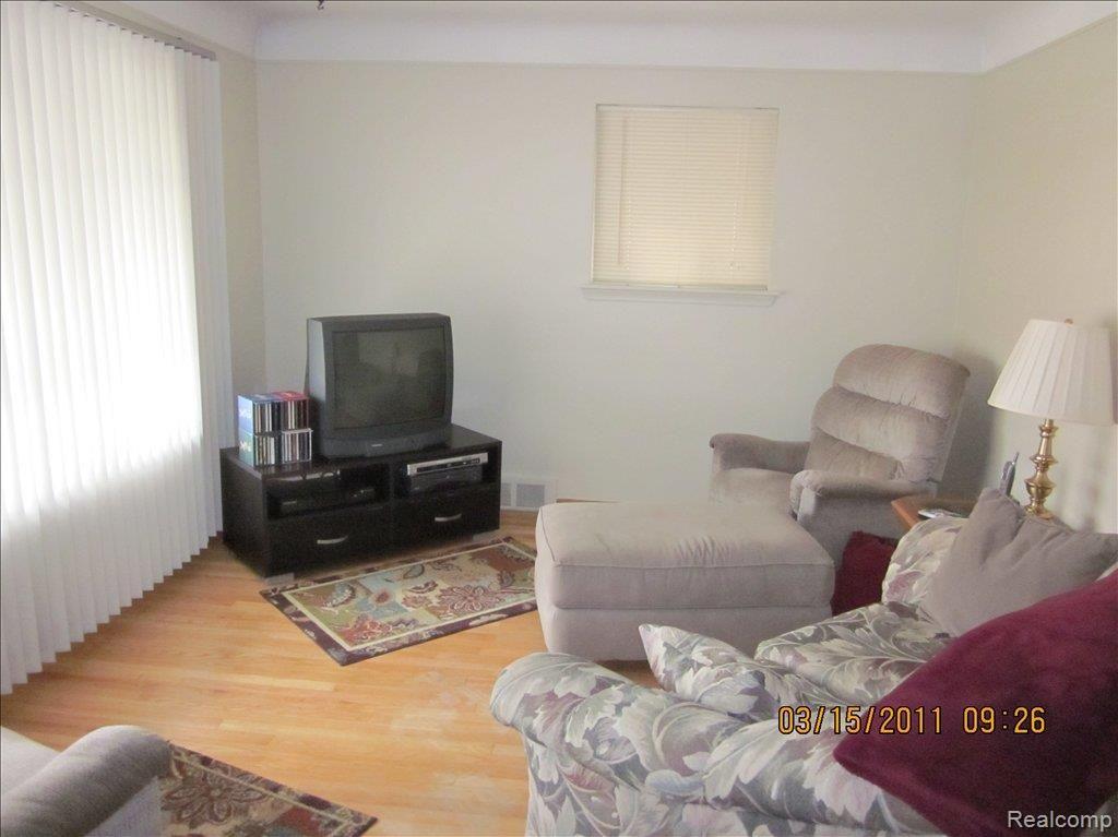 851 Princeton Road Berkley, MI 48072 - Photo 6 of 11 Living Room