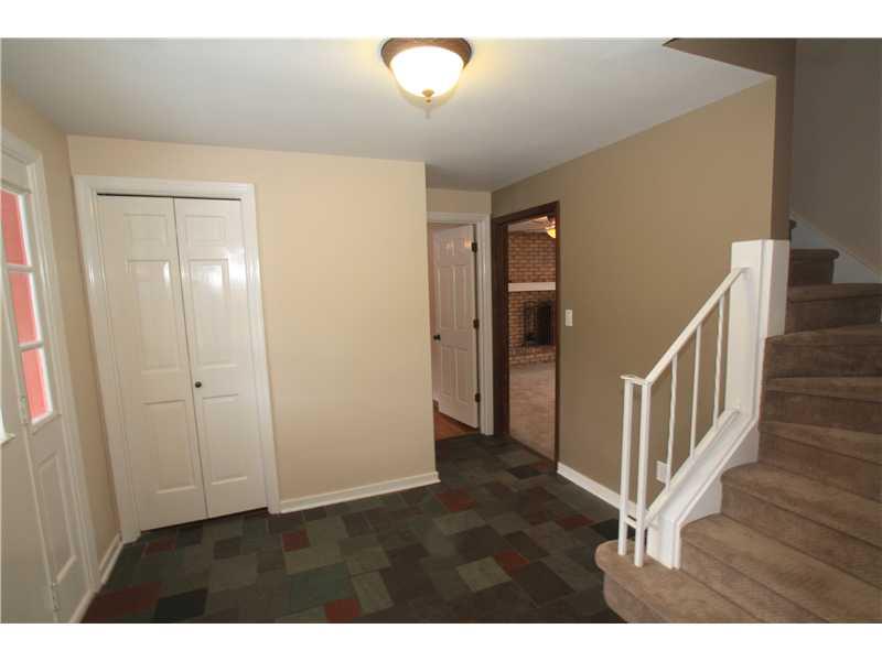 12 Spring Run Road Greensburg, PA 15601 - Photo 2 of 17 Entry/Foyer.