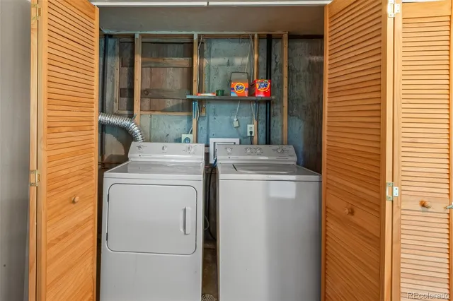 a picture of a utility room with dryer and washer