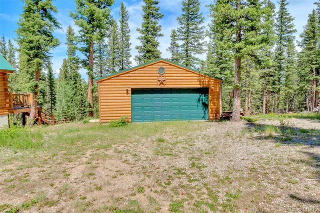 a view of a yard in front of a house with large tree