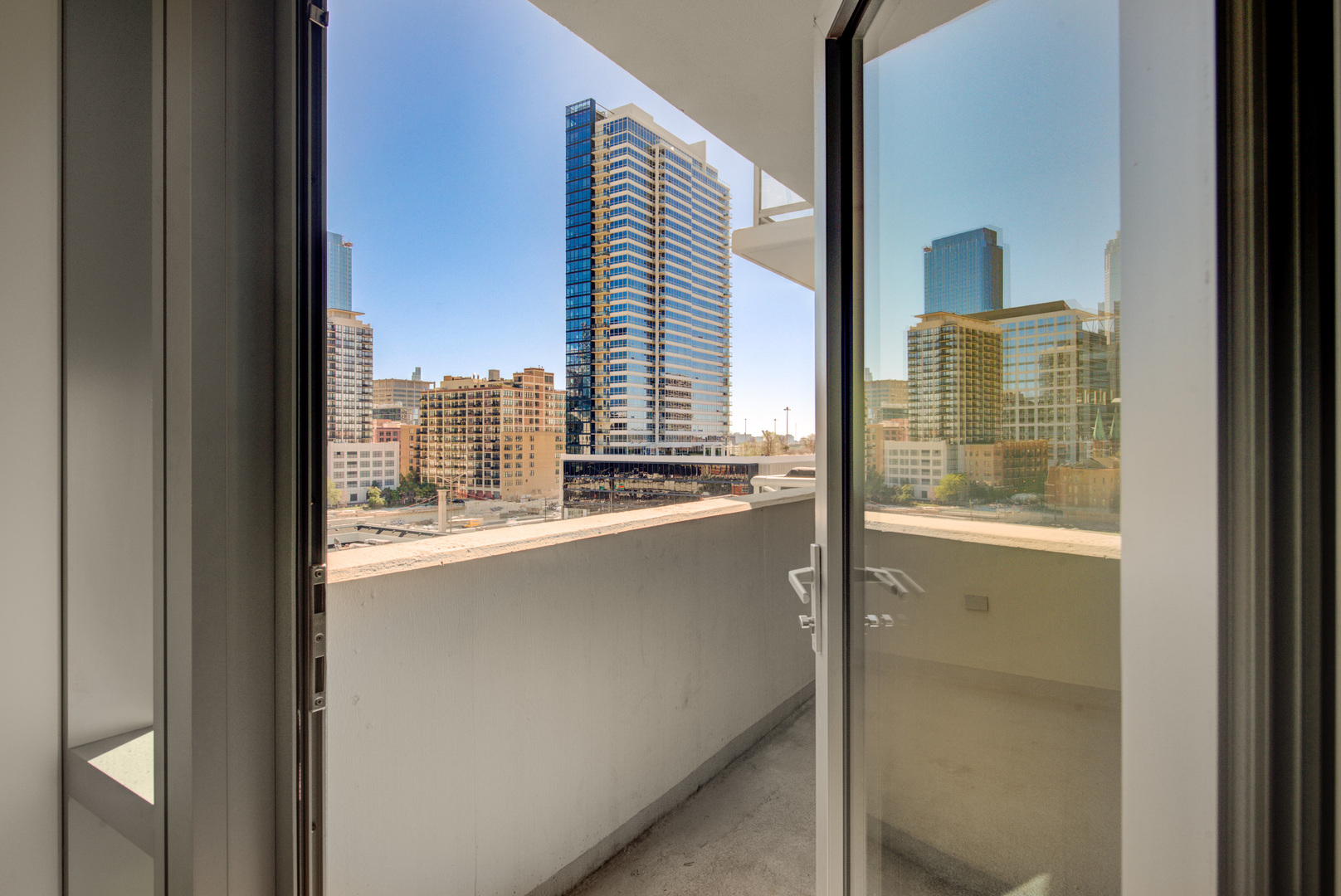 123 South Green Street, Unit 803B Chicago, IL 60607 - Photo 12 of 32 a view of a room and window