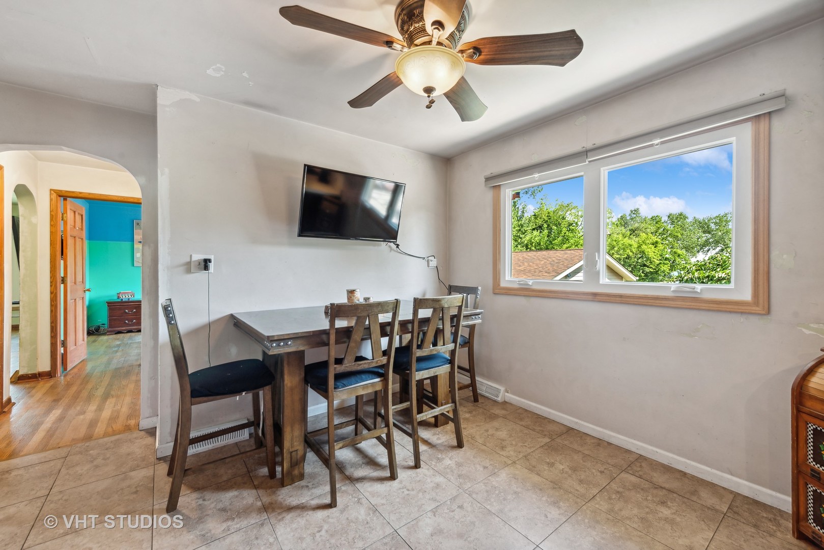 40 Pine Tree Row Lake Zurich, IL 60047 - Photo 11 of 22 a view of a livingroom with furniture and a flat screen tv