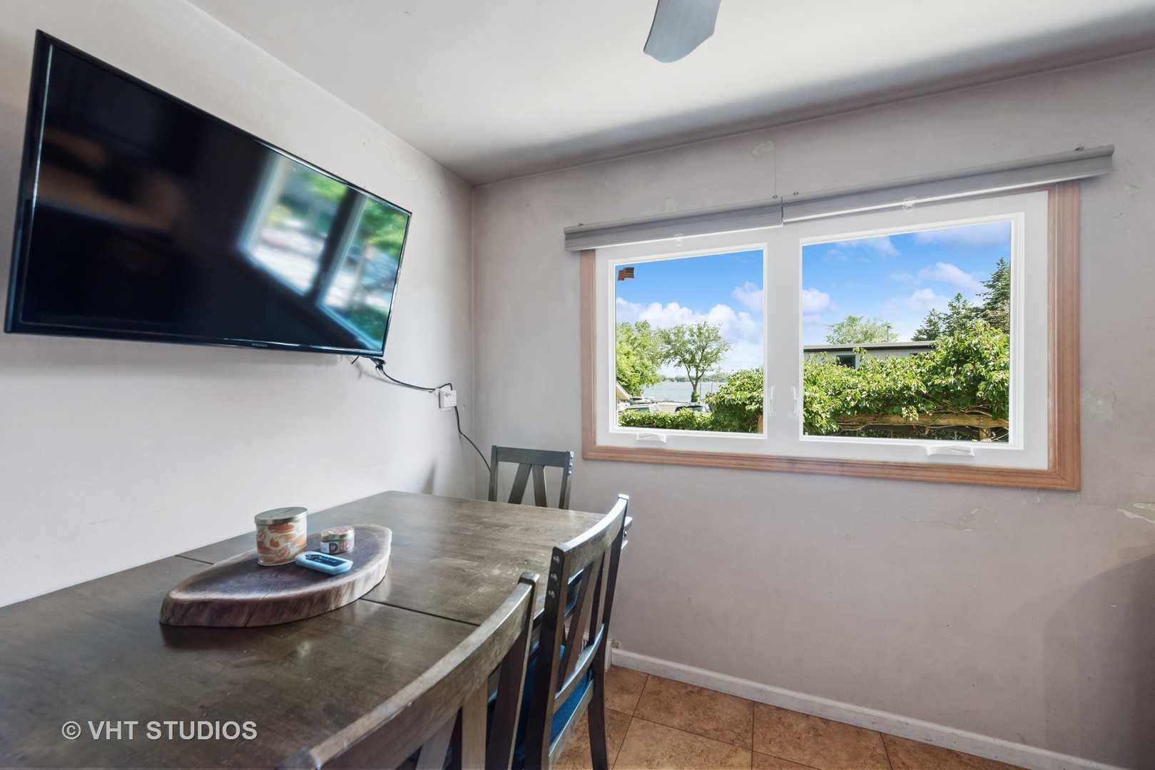 40 Pine Tree Row Lake Zurich, IL 60047 - Photo 12 of 22 a dining room with furniture and window