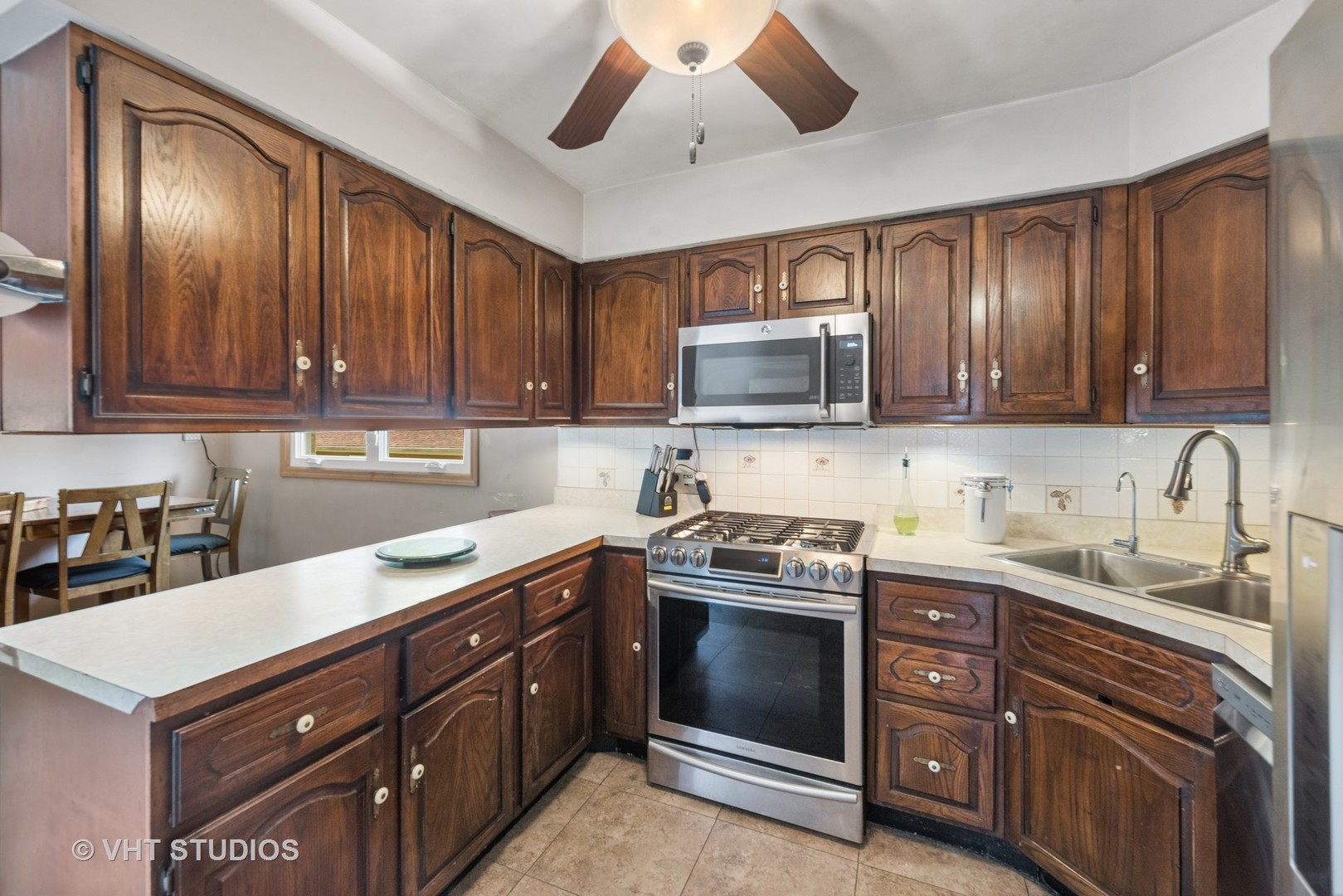 40 Pine Tree Row Lake Zurich, IL 60047 - Photo 13 of 22 a kitchen with a sink stove and microwave