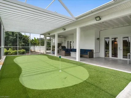 a view of a backyard