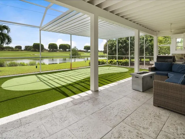 a view of a back yard